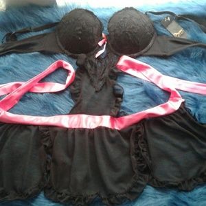 NWT Flirty Frill Black Apron